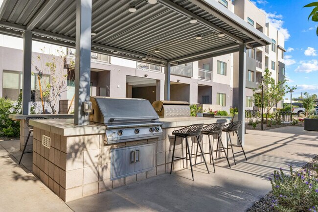 Building Photo - 711 W Broadway Rd