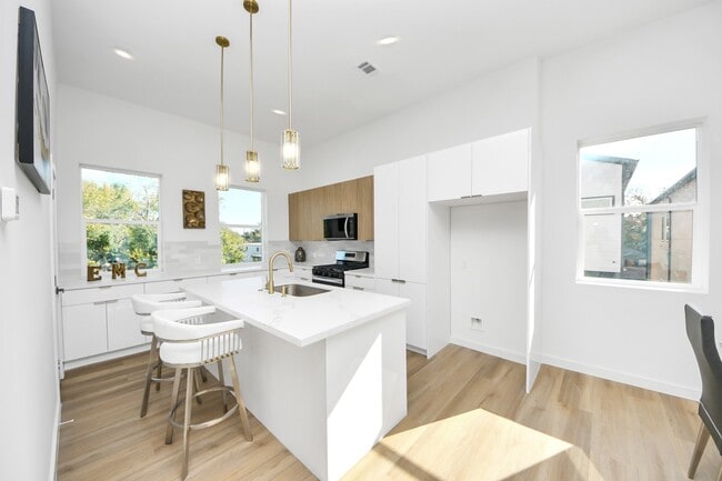 Building Photo - 1216 D E 34th St