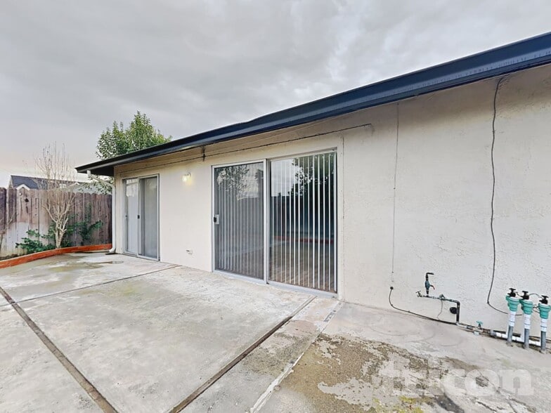 Building Photo - 1213 Essex Dr