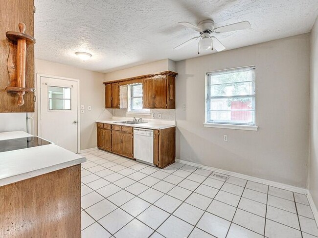 Building Photo - 3 Bed/1.5 Bath House Near Norman North HS