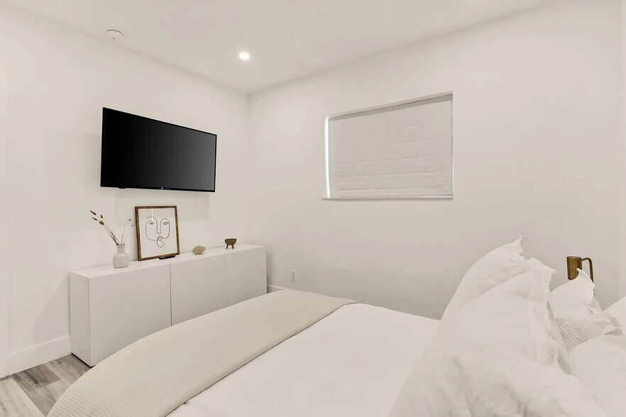 Building Photo - 1237 NW 33rd Ave