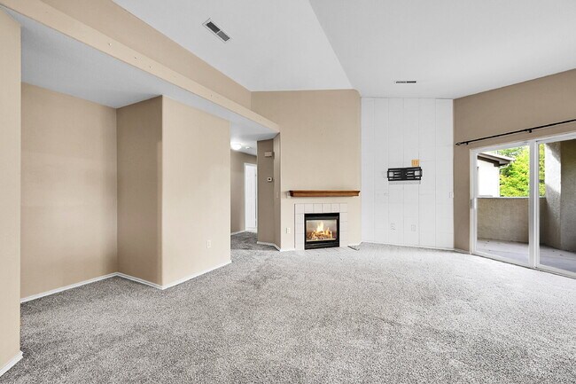 Building Photo - $1,750.00, 3-bed, 2-bath, located in Color...