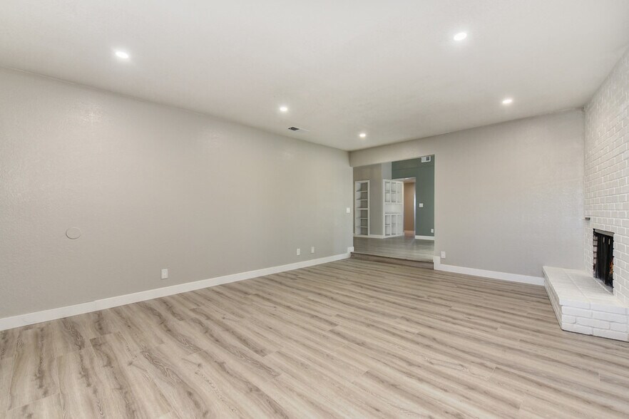 Building Photo - 9626 Knickers Ct