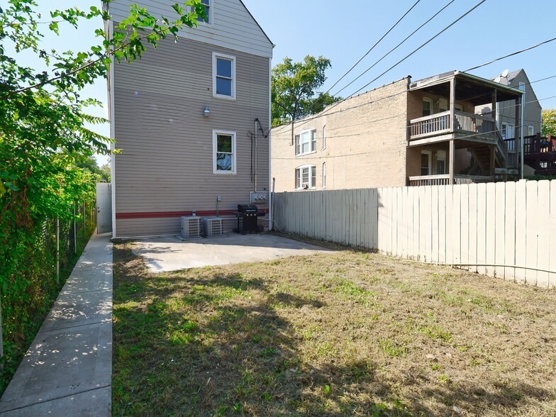 Big yard - 5351 S Laflin St