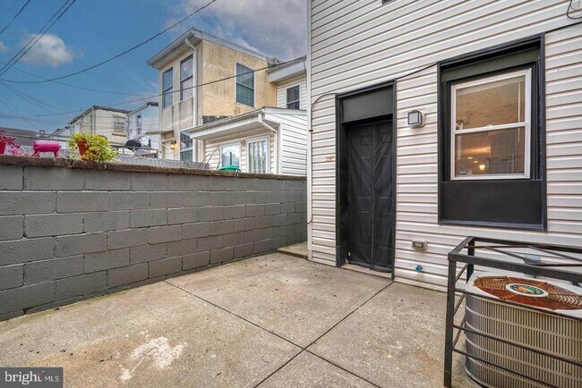 Building Photo - 233 S Highland Ave