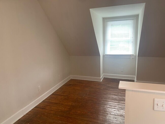 Building Photo - 424 E Maxwell St