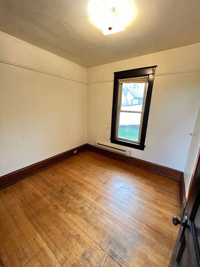 Building Photo - 910 N 22nd Ave W