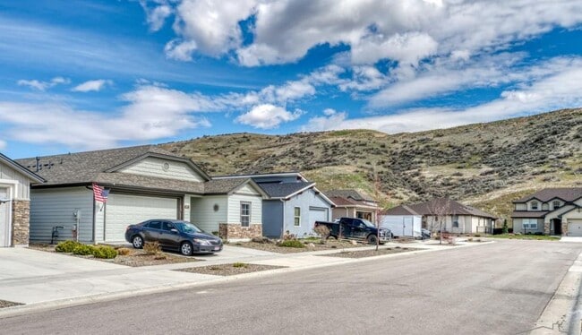 Building Photo - 5587 W Song Sparrow St