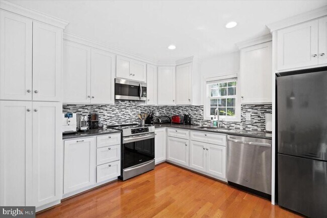 Building Photo - 4842 Park Ave