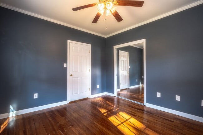 Building Photo - Cute home in Burlington with a fenced in b...