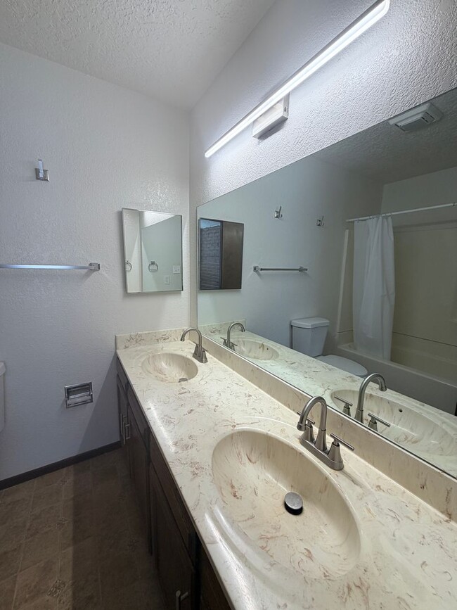 Building Photo - 3 Bedroom Townhouse