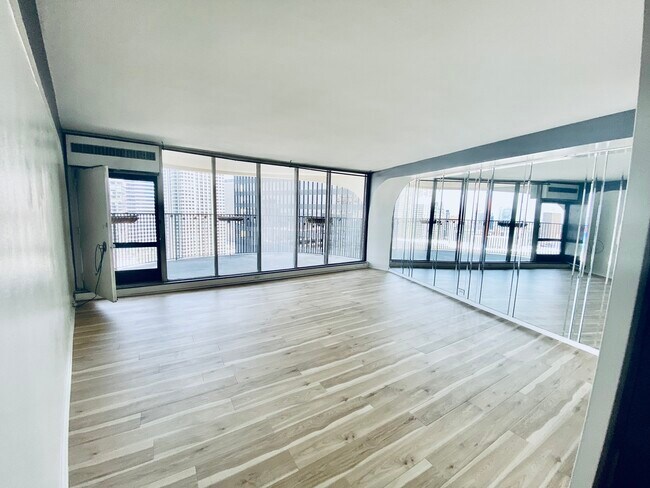 Building Photo - 300 N State St