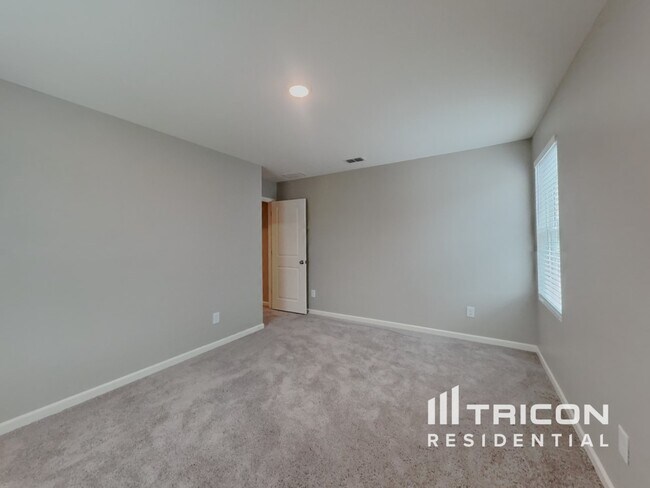 Building Photo - 141 Gladstone Loop