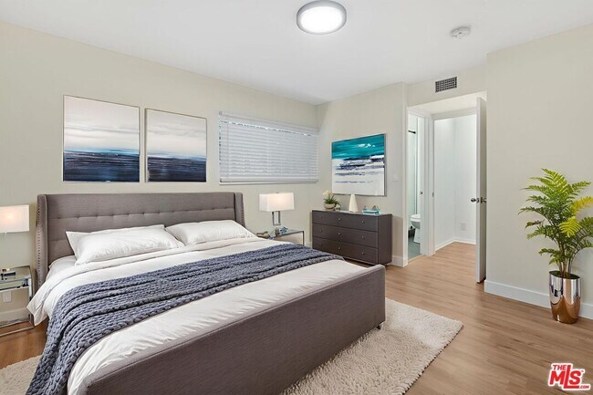 Building Photo - 5541 Fallbrook Ave