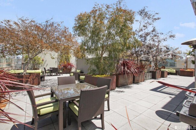 Building Photo - Spacious Centrally Located 1 bed + Den/ 1....