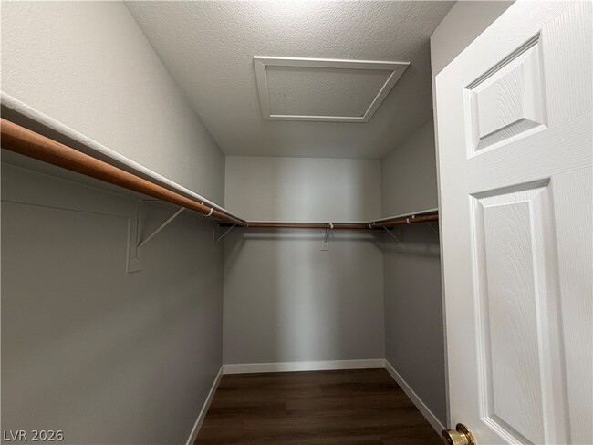 Building Photo - 2139 Meadow Green Ave