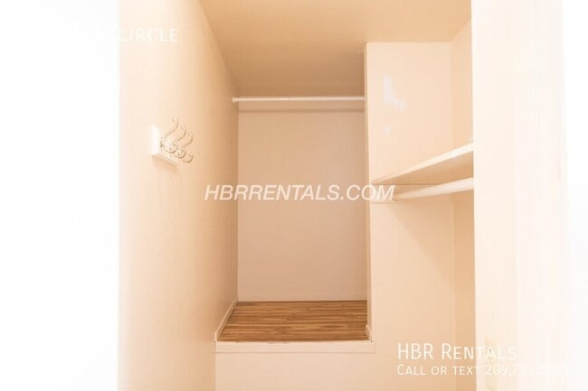 Building Photo - 810 Palm Cir