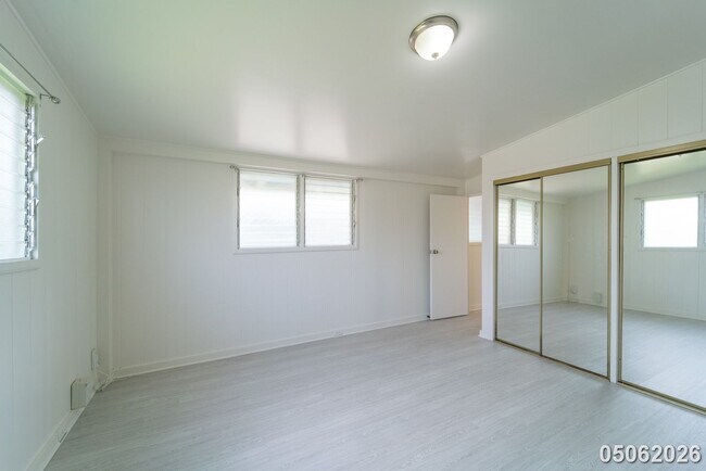 Building Photo - Available Now! 3 BD / 1.5 BA / 2 carport parking in Wahiawa