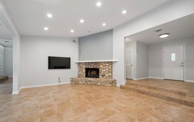 Building Photo - 10744 Creek Dr