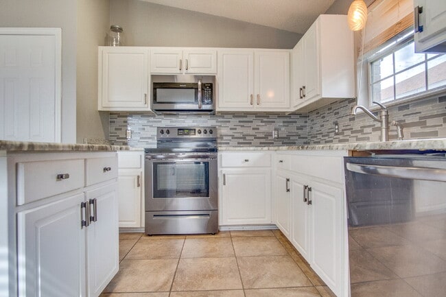 Building Photo - Available now – 3BR/2BA Patio Home with Fi...