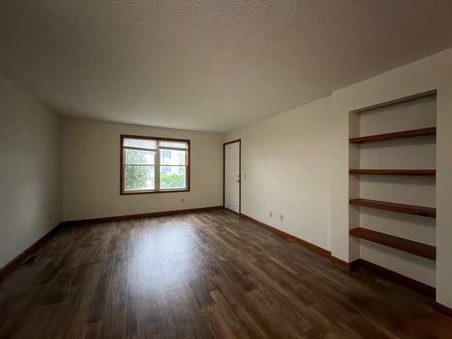 Building Photo - 211 Stonewall Ct