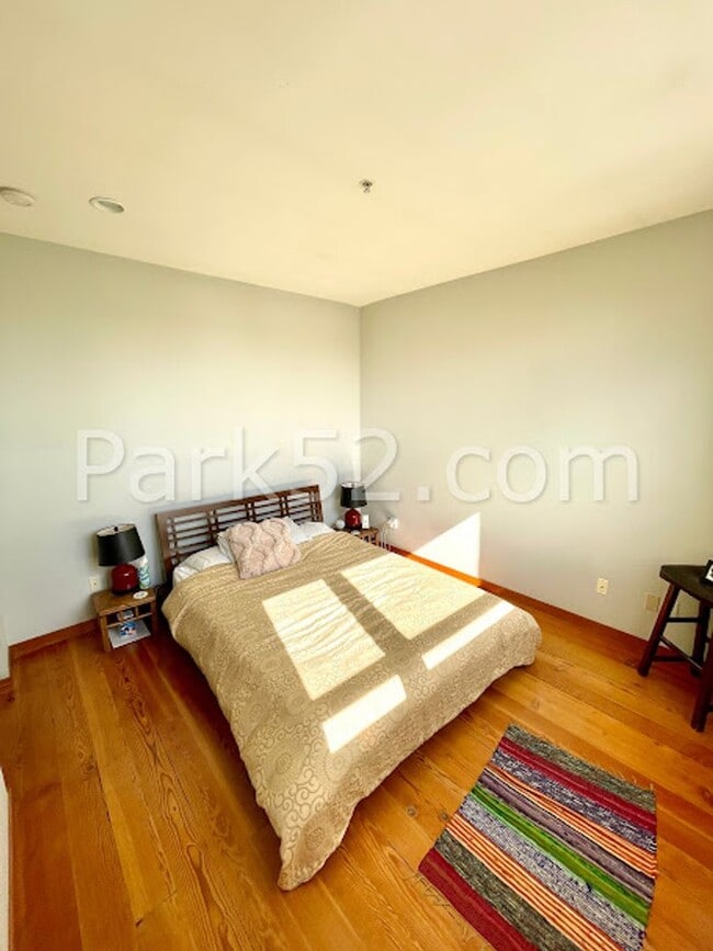 Building Photo - Downtown Tacoma Townhome!