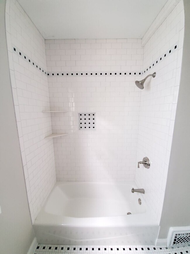 Building Photo - Updated 2 Bedroom + Den House in Downtown Madison!