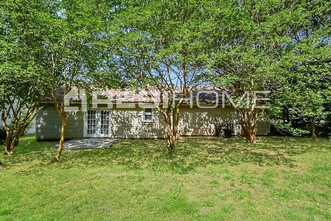 Building Photo - 5552 Phillips Dr