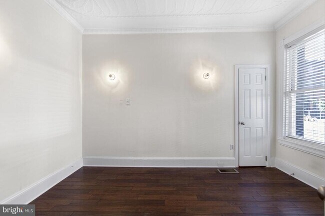 Building Photo - 2053 Christian St