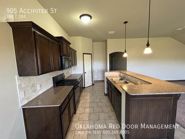 Building Photo - 905 Accipiter St