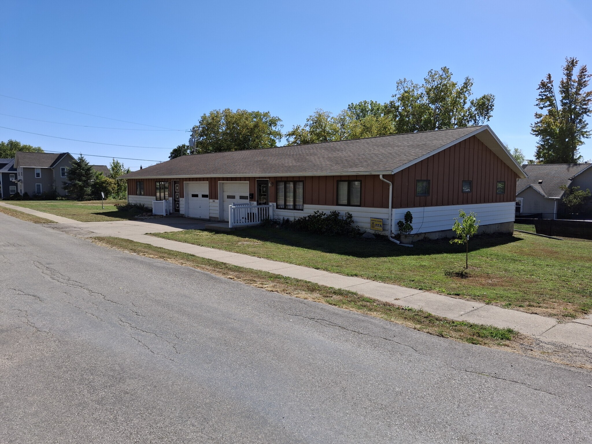 Building Photo - 305 8th St