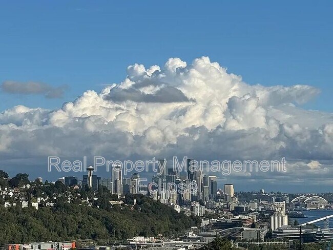 Building Photo - 2528 27th Ave W