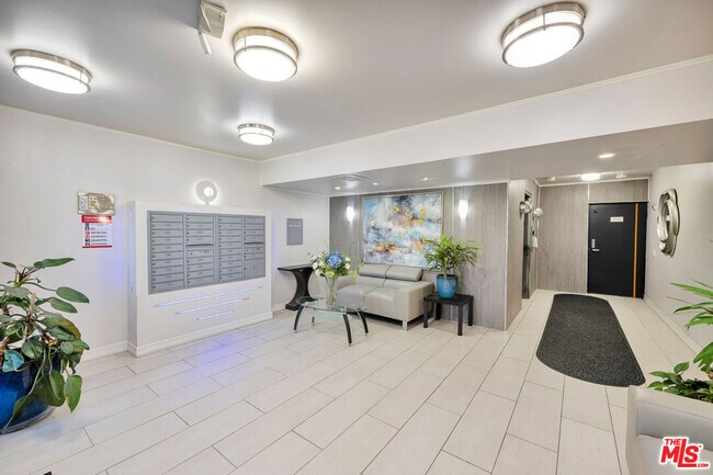 Building Photo - 1727 S Bentley Ave