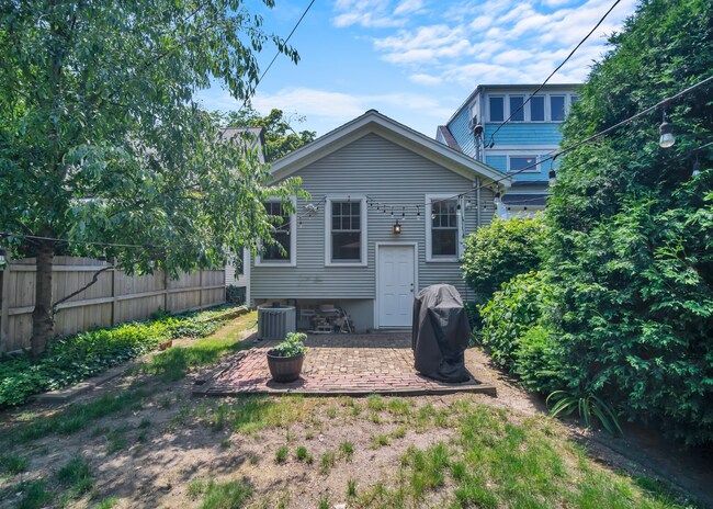 Building Photo - 823 Hamlin St