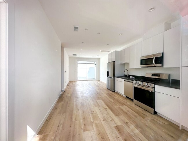 Building Photo - Two bedroom and one bath House in the hear...