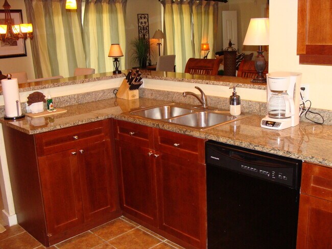 Building Photo - 3 bedroom 2 bath furnished condo