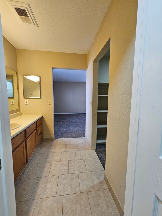 Building Photo - Charming 2 Bedroom 2 Bath w/ Large Yard, 1 Car Garage and Central Air/Heat