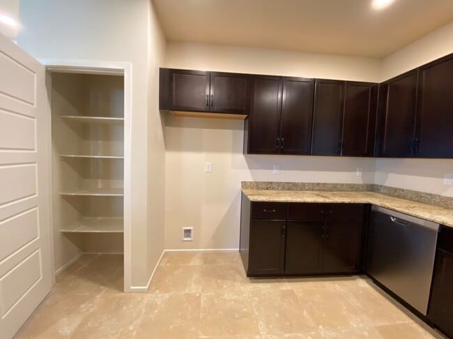 Building Photo - 4 BED 3 BATH Townhome, 1 LOFT, 2 GARAGES, GATED!