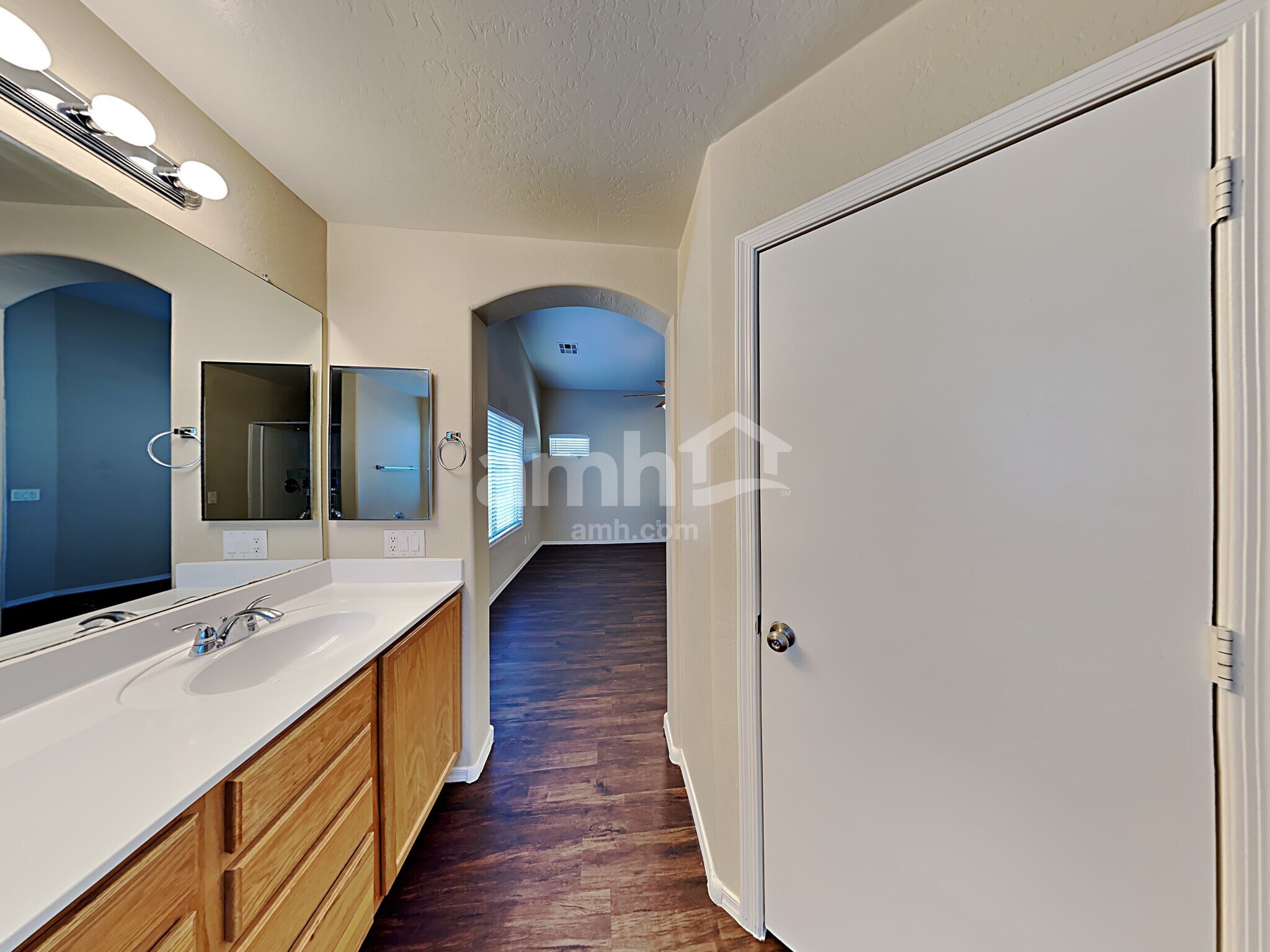 Building Photo - 25780 W Elwood St
