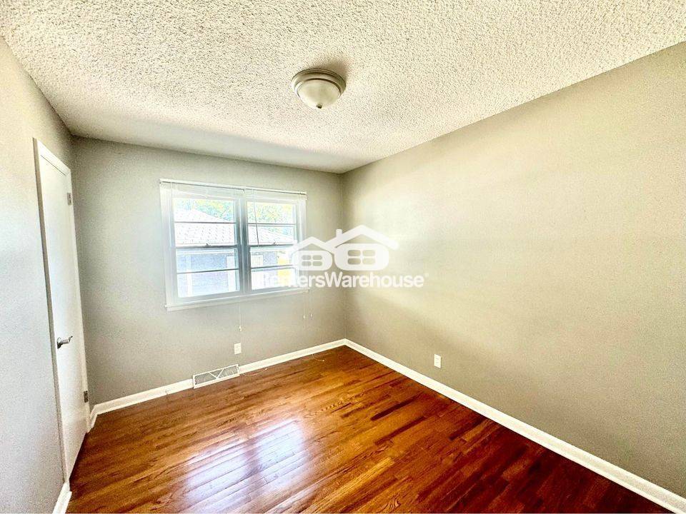 Building Photo - 2731 Bennett Ave