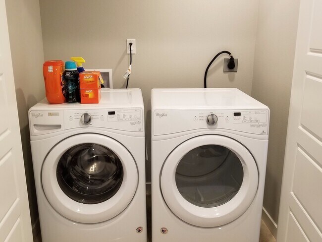 Building Photo - GORGEOUS Edmonds 2 Bedroom Primary Suites - CLOSE TO EVERYTHING