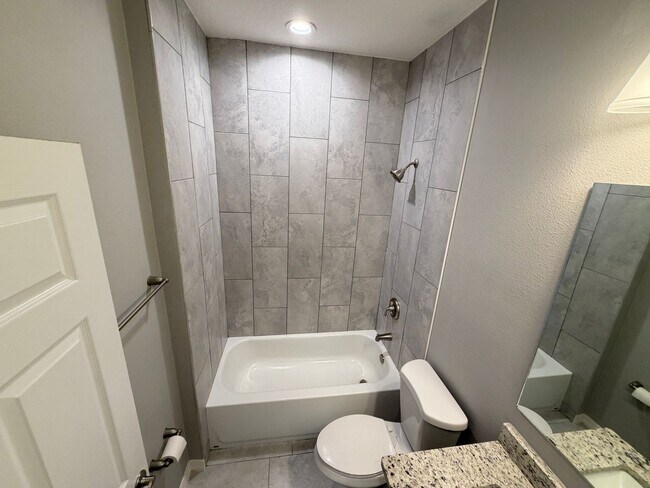 Building Photo - Available now!! Adorable 3 Bedroom / 2 Bathroom Home in Palm Bay!!