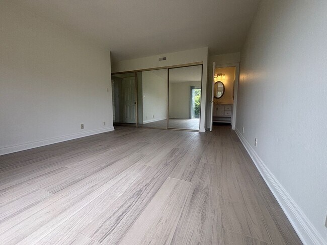 Building Photo - 3 BR Condo in Carlsbad! Close to Walking T...