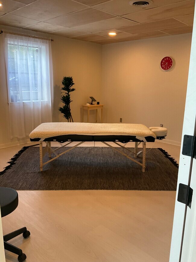 ROOM ONE - 302 E Uintah St