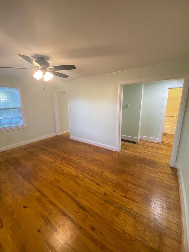 Building Photo - 2120 Chestnut Street – Beautifully Renovat...