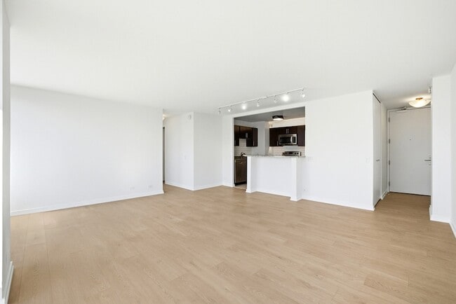 Building Photo - 4343 N Clarendon Ave