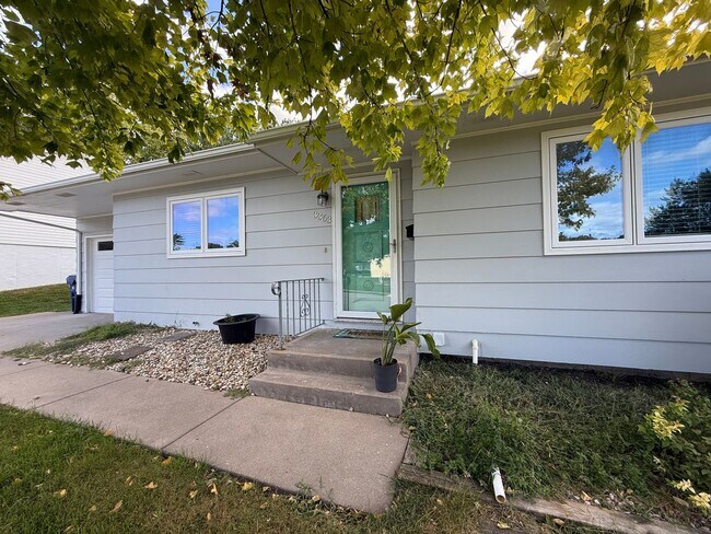Building Photo - Charming 3 Bed, 1 Bath Home in Quiet Bette...