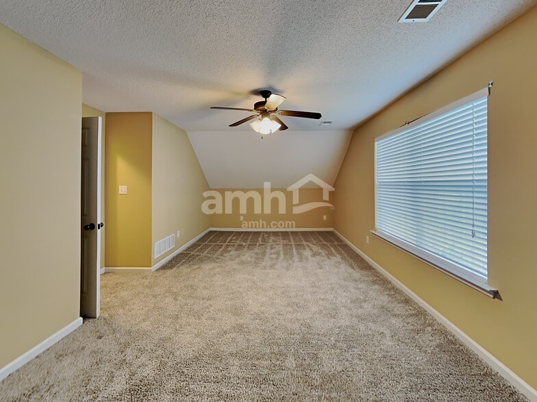 Building Photo - 3233 Peachtree Dr