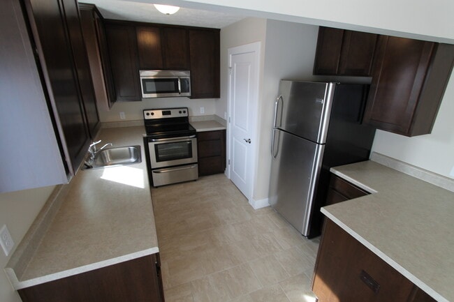 Building Photo - Large 3 bedroom with Open Floor Plan! Close to all the shopping and dining of Aksarben! Close to ...