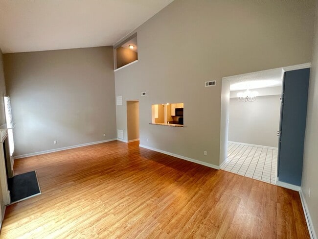 Building Photo - Adorable 3 Bedroom Townhouse w/ 1st Floor ...